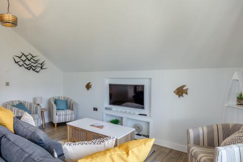 the lounge with tv in the Beachcomber apartment 