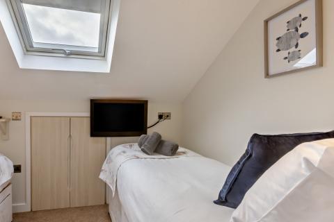 the twin bedroom in the Beachcomber apartment 