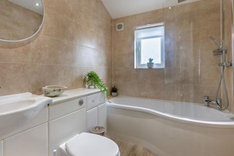 the luxury bathroom at Breakwater holiday apartment