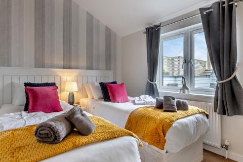 the twin bedroom at Breakwater holiday apartment