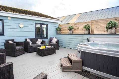 the hot tub outside at the Breakwater holiday apartment