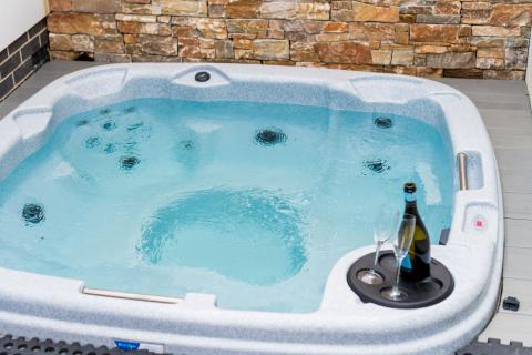 The outdoor hot tub at Pebble Ridge apartment