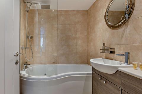 The luxury bathroom at Pebble Ridge holiday apartment