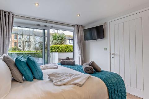 The luxury double bedroom at Pebble Ridge