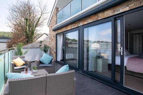 the balcony with hot tub at the Sandymere apartment westward Ho!