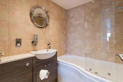 the jacuzzi bath in the Sandymere apartment