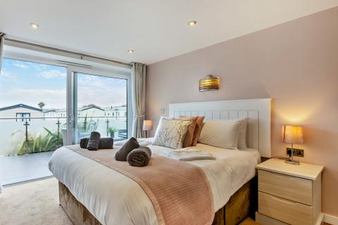 the luxury double bedroom in the Sandymere apartment