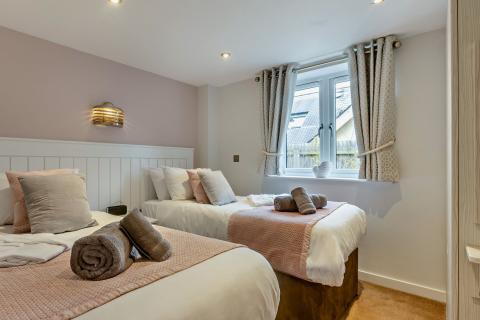 the twin bedroom in the Sandymere apartment